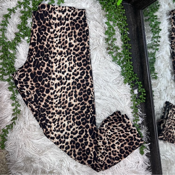 §🌸5/$25🌸One Blonde One Brunette Leopard Printed Cropped Leggings Size S/M - Picture 13 of 16